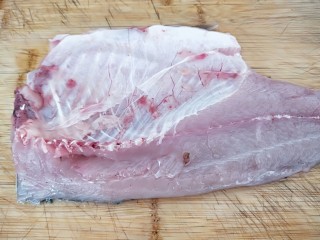 5、家常酸菜鱼,在次洗干净片下鱼骨。