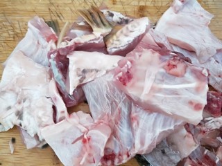 10、家常酸菜鱼,片下的鱼骨剁成块。