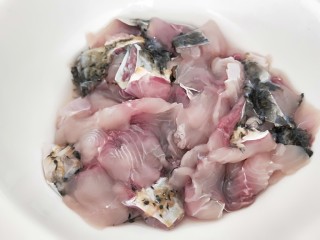 13、家常酸菜鱼,洗干净捞出来控掉水分。