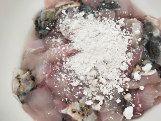 14、家常酸菜鱼,加入20红薯粉抓均匀。