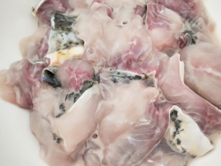 16、家常酸菜鱼,抓均匀备用。