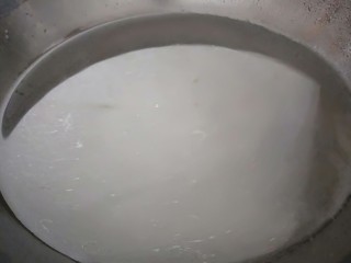 18、家常酸菜鱼,锅中放适量水烧开。