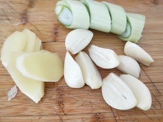 19、家常酸菜鱼,葱姜蒜切片准备好。