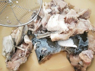 21、家常酸菜鱼,开锅撇去浮沫，鱼骨捞出来备用。