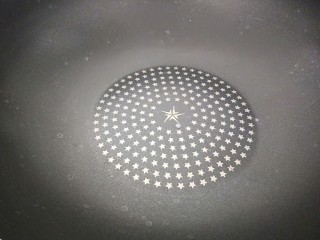 22、家常酸菜鱼,平底锅烧热。