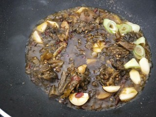 24、家常酸菜鱼,倒入酸菜料炒出酸味来。