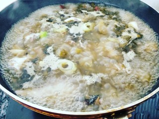 26、家常酸菜鱼,加入鱼骨。