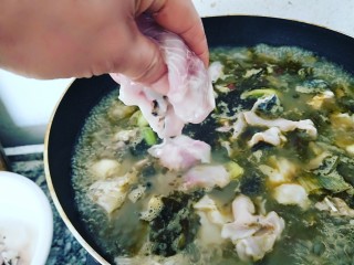 27、家常酸菜鱼,用手一片片加鱼肉。