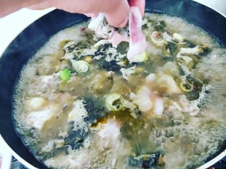 28、家常酸菜鱼,加鱼肉时不要马上翻动。