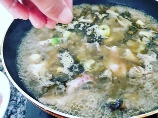 29、家常酸菜鱼,锅在次烧开后关火，鱼肉见热就熟了，时间不能超过3分钟，不用加任何调料了，酸菜料都有了。