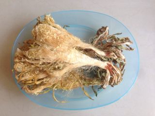 1、剑花猪骨汤,取50克剑花,不要看分量很少,用水泡开,煲好之后就不少了