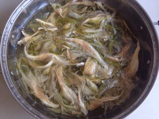 2、剑花猪骨汤,剑花提前一个小时浸泡