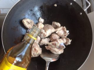 7、剑花猪骨汤,加入少许酒