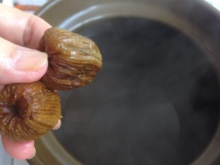 8、剑花猪骨汤,瓦锅里加水,加入蜜枣