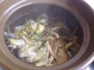 9、剑花猪骨汤,加入泡过的剑花