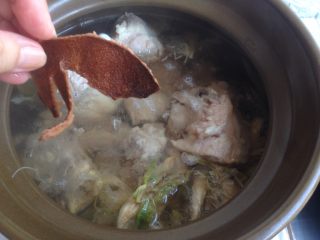 11、剑花猪骨汤,加陈皮(陈皮要用水泡软之后,再刮去白囊)