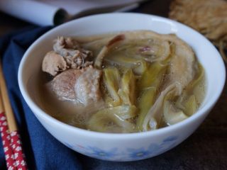 12、剑花猪骨汤,盖上锅盖,大火烧开后,转小火煲1.5个小时,最后加盐调味