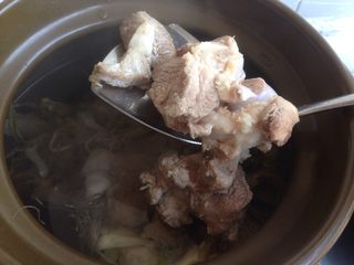 10、剑花猪骨汤,加入炒过的猪骨