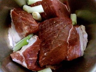 1、秘制酱牛肉,牛腱子肉洗净，切大块。大葱切段放入牛肉