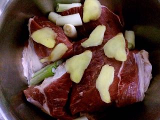 2、秘制酱牛肉,姜切大片放入