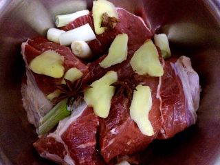 3、秘制酱牛肉,放入八角，花椒