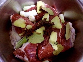 4、秘制酱牛肉,放入香叶，桂皮等