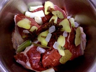 5、秘制酱牛肉,放入冰糖适量
