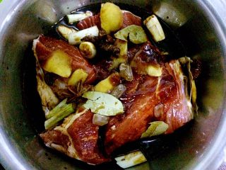 7、秘制酱牛肉,放入生抽，最好淹没牛肉，或者和牛肉持平。