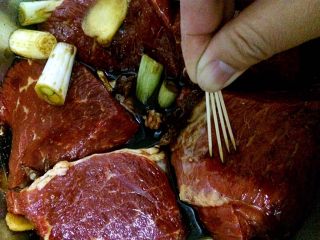 8、秘制酱牛肉,用牙签扎起来，多扎几下。放入冰箱冷藏24小时。