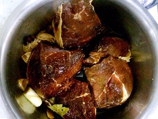 9、秘制酱牛肉,中间拿出翻面，还要用牙签扎。