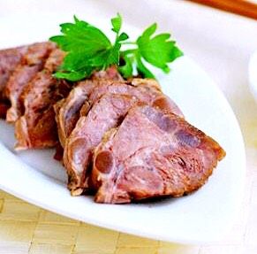 12、秘制酱牛肉,这个切的厚了些，刀工不好。见谅