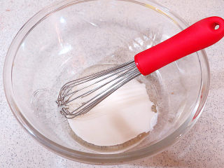 1、情浓意浓之【心心相印水果蛋糕】,分离蛋黄、蛋白。容器里加入牛奶、玉米油，充分乳化