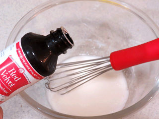 2、情浓意浓之【心心相印水果蛋糕】,加入红丝绒精华液