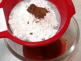 4、情浓意浓之【心心相印水果蛋糕】,筛入低筋面粉和可可粉，搅拌均匀，不要过度搅拌导致起筋