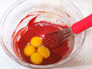 5、情浓意浓之【心心相印水果蛋糕】,加入蛋黄