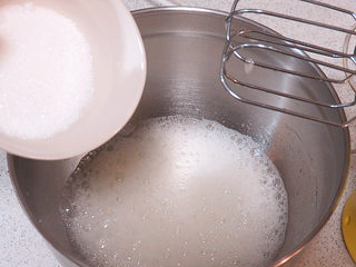 7、情浓意浓之【心心相印水果蛋糕】,蛋白中加入数滴柠檬汁后，打发蛋白至泡沫鱼眼状态时，将细砂糖一次性加入