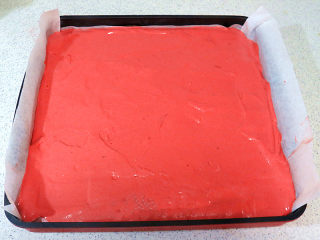 11、情浓意浓之【心心相印水果蛋糕】,面糊入28*28的方模，震模使蛋糕糊震平并震出气泡