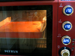 12、情浓意浓之【心心相印水果蛋糕】,烤箱中层，上下管170度烤25分钟左右