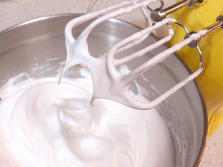 8、情浓意浓之【心心相印水果蛋糕】,蛋白打到细腻有光泽，可拉出小弯角