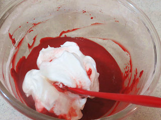 9、情浓意浓之【心心相印水果蛋糕】,将1/3蛋白霜加入蛋黄糊，拌匀