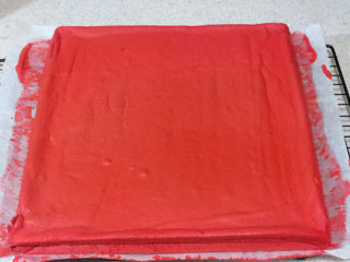 14、情浓意浓之【心心相印水果蛋糕】,捏着烘焙纸轻轻抽出蛋糕体到晾网上，撕开四周烘焙纸晾凉