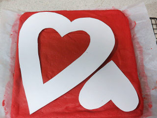 15、情浓意浓之【心心相印水果蛋糕】,将心形图案纸在蛋糕体上排列好