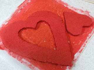 16、情浓意浓之【心心相印水果蛋糕】,用小刀刻出形状。同样再烤出一盘蛋糕片，刻出心形