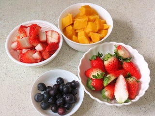 17、情浓意浓之【心心相印水果蛋糕】,水果洗净，按需要的大小切好