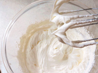 18、情浓意浓之【心心相印水果蛋糕】,淡奶油从冰箱冷藏室取出,加糖打发到裱花状态