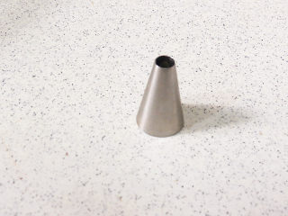 19、情浓意浓之【心心相印水果蛋糕】,选取中号圆孔裱花嘴，装入裱花袋，再将打发好的淡奶油放入