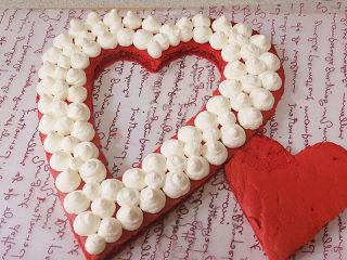 20、情浓意浓之【心心相印水果蛋糕】,铺好第一层心形蛋糕片，裱满小圆球形