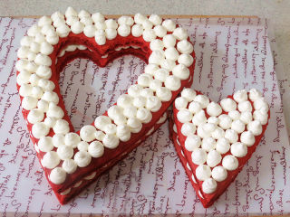 24、情浓意浓之【心心相印水果蛋糕】,再在第二层蛋糕片表面裱满小圆球