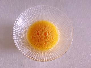 2、迷你芒果挞,将蛋液过筛