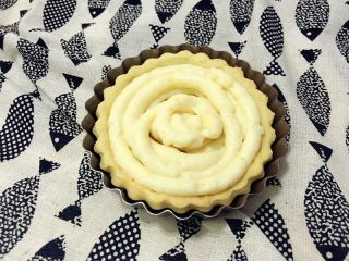 21、迷你芒果挞,裱花袋上剪一个洞，挤在挞皮上。